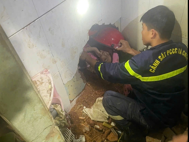 Giải cứu bé gái 8 tuổi bị mắc kẹt trong ngôi sập nhà ở Đà Lạt - Ảnh 1.