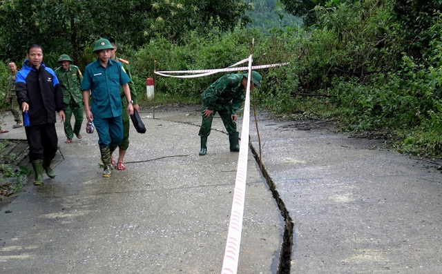 Sạt lở 'bủa vây' vùng cao TP.Đà Nẵng: Xuất hiện sụt lún nghiêm trọng dài 200 m- Ảnh 1.