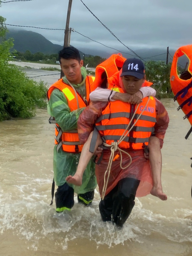  hồ Am Chúa Khánh Hòa xả lũ liên tiếp 6 ngày - Ảnh 2.