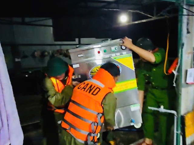 Ngập lụt ở Gia Lai: Công an trắng đêm cứu dân- Ảnh 1. Ngập lụt ở Gia Lai: Công an trắng đêm cứu dân- Ảnh 1.