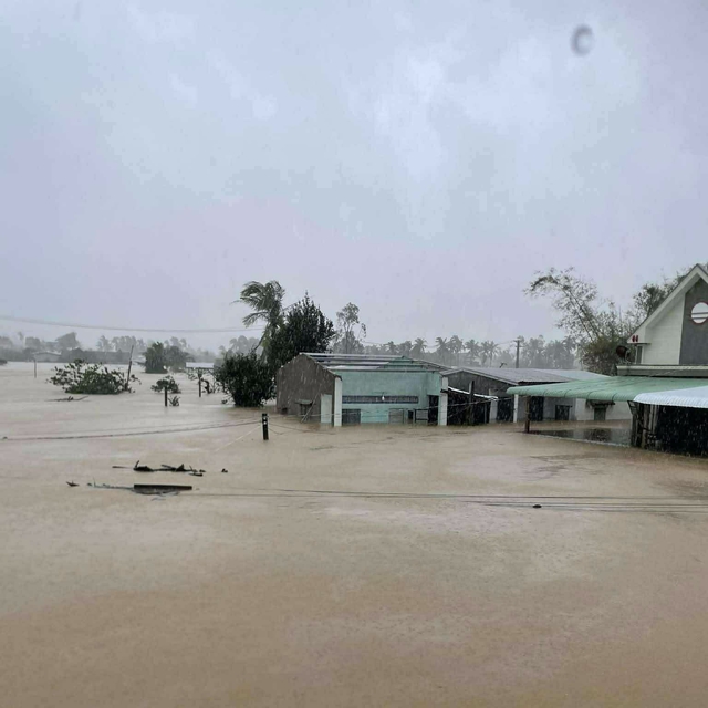 'Nước đã ngập nửa nhà': Người dân Đắk Lắk cầu cứu trong đêm vì lũ dâng nhanh- Ảnh 4.