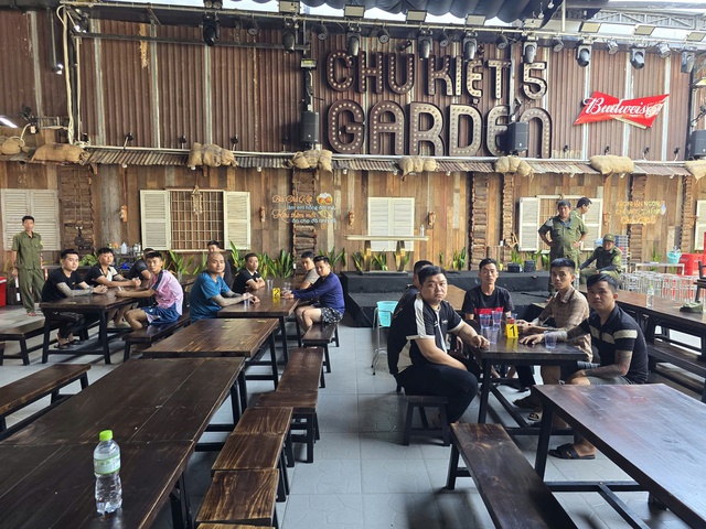 C&ocirc;ng an TP.HCM dựng lại hiện trường vụ ẩu đả v&igrave; xin vi&ecirc;n nước đ&aacute; kh&ocirc;ng cho - Ảnh 1.