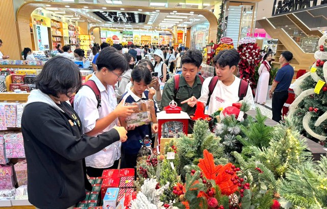 Khai trương Nhà sách Fahasa Phan Huy Ích đón những mùa lễ hội sôi động cuối năm - Ảnh 1.