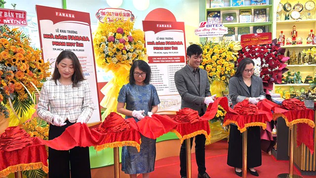 Khai trương Nhà sách Fahasa Phan Huy Ích đón những mùa lễ hội sôi động cuối năm - Ảnh 2.