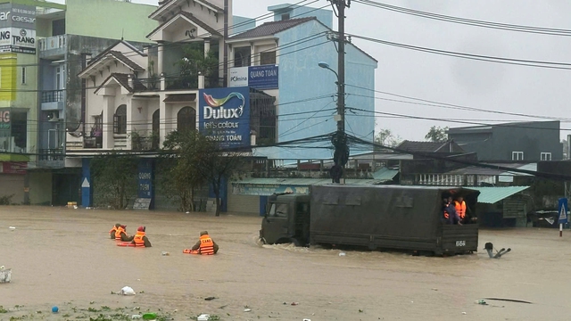 Ngập lụt ở Quy Nhơn có nguy cơ vượt đỉnh lũ lịch sử 2009- Ảnh 7.