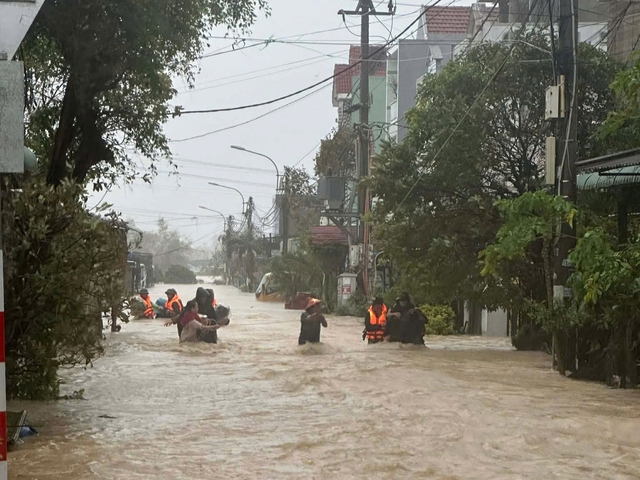 Ngập lụt ở Quy Nhơn có nguy cơ vượt đỉnh lũ lịch sử 2009- Ảnh 8.