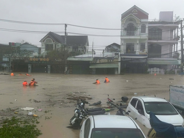 Ngập lụt ở Quy Nhơn có nguy cơ vượt đỉnh lũ lịch sử 2009- Ảnh 1.