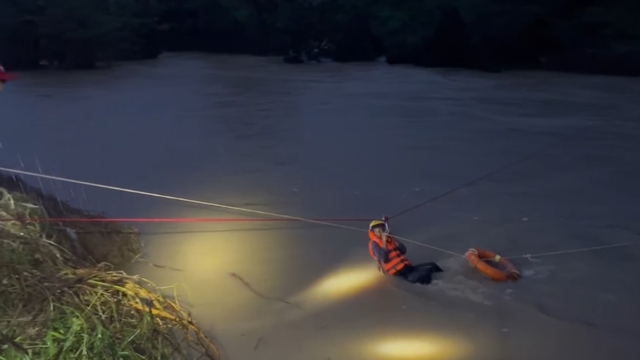 Nước sông Ba dâng cao: Gia Lai giải cứu 31 người mắc kẹt giữa dòng lũ - Ảnh 1.