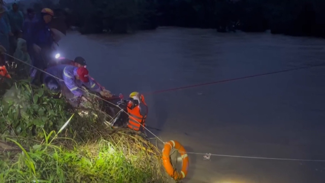 Nước sông Ba dâng cao: Gia Lai giải cứu 31 người mắc kẹt giữa dòng lũ - Ảnh 2.