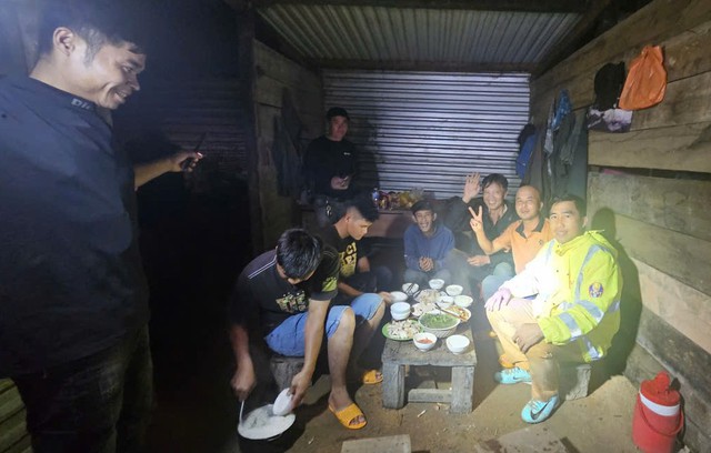 Giải cứu thành công 11 người khỏi khu vực sạt lở tại đèo Khánh Lê - Ảnh 3.