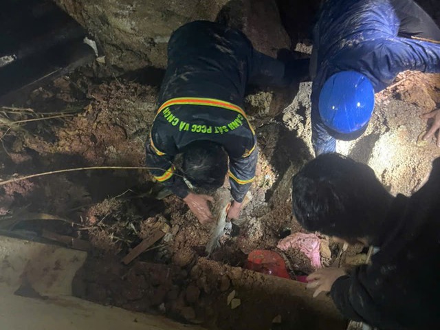 Giải cứu bé gái 8 tuổi trong vụ sạt lở tại Đà Lạt thành công vang dội - Ảnh 2. Giải cứu bé gái 8 tuổi trong vụ sạt lở tại Đà Lạt thành công vang dội - Ảnh 2.