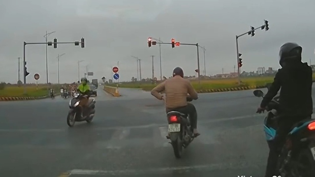 Nam thanh niên lái xe máy vượt đèn đỏ bị phạt 5 triệu, trừ 4 điểm GPLX - Ảnh 1.