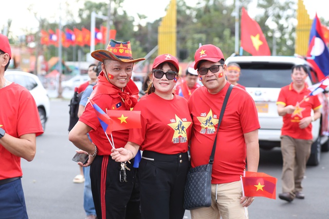 Khán giả Việt Nam nhuộm đỏ sân vận động quốc gia Lào, chờ màn trình diễn đỉnh cao- Ảnh 2. Khán giả Việt Nam nhuộm đỏ sân vận động quốc gia Lào, chờ màn trình diễn đỉnh cao- Ảnh 2.