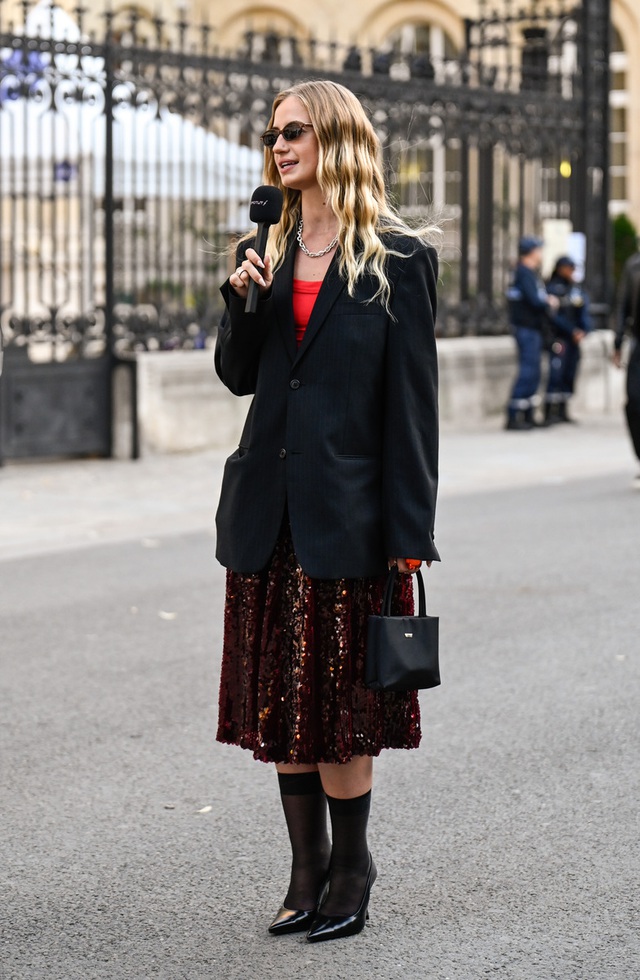 Áo khoác và váy, 'lệch tông' nhưng tạo chuẩn mốt mới  - Ảnh 5.