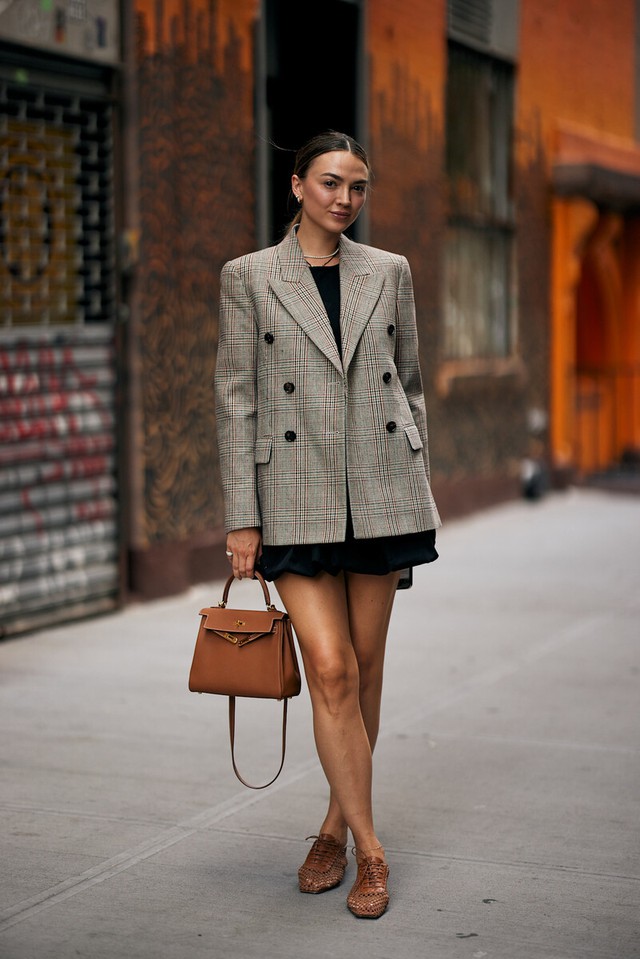 Áo khoác và váy, 'lệch tông' nhưng tạo chuẩn mốt mới  - Ảnh 2.