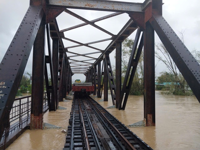 Lũ thượng nguồn Gia Lai về mạnh, đường sắt điều 2 tàu hàng giữ 2 cầu - Ảnh 1.