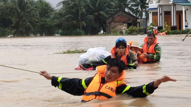 Gia Lai, Đắk Lắk, Khánh Hòa khẩn cấp chống lũ lịch sử - Ảnh 8.