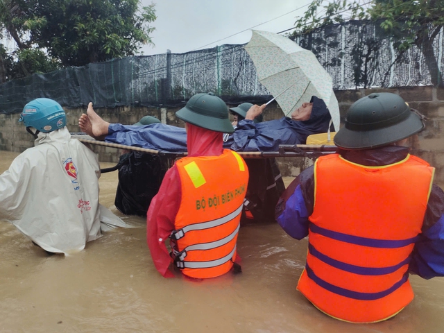 Gia Lai, Đắk Lắk, Khánh Hòa khẩn cấp chống lũ lịch sử - Ảnh 5.