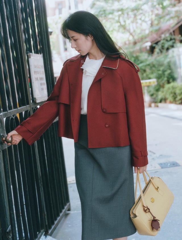 Áo trench coat ngắn, chiếc áo khoác sang trọng nhưng tiện dụng nhất mùa này - Ảnh 1.