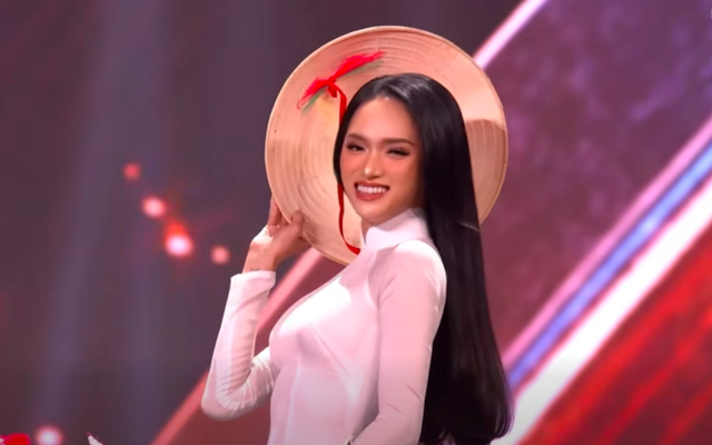 Hương Giang đem &aacute;o d&agrave;i trắng l&ecirc;n s&acirc;n khấu Miss Universe, nhận 'mưa' lời khen - Ảnh 1.