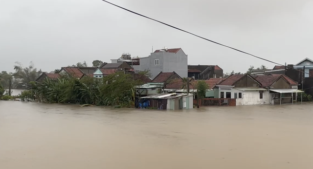 Đắk Lắk: Mưa lũ gây ngập sâu, cấm lưu thông trên QL1, QL25, QL29 và QL19C - Ảnh 3.