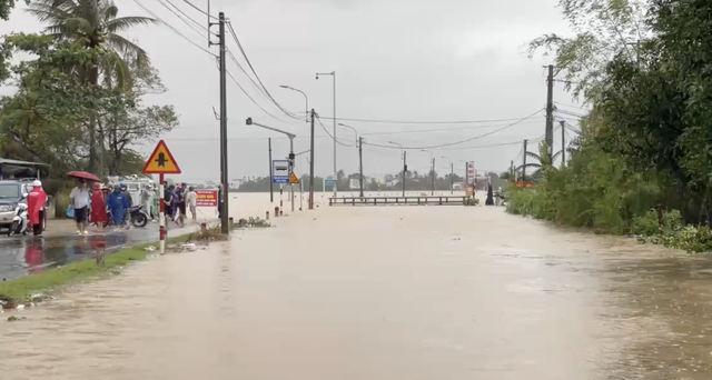 Đắk Lắk: Mưa lũ gây ngập sâu, cấm lưu thông trên QL1, QL25, QL29 và QL19C