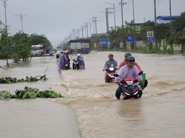 Gia Lai, Đắk Lắk, Khánh Hòa khẩn cấp chống lũ lịch sử - Ảnh 7.