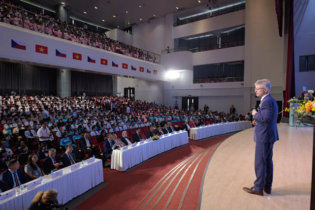 Hiệu trưởng Trường ĐH Tôn Đức Thắng nhận kỷ niệm chương của Thượng viện Cộng hòa Séc - Ảnh 3.