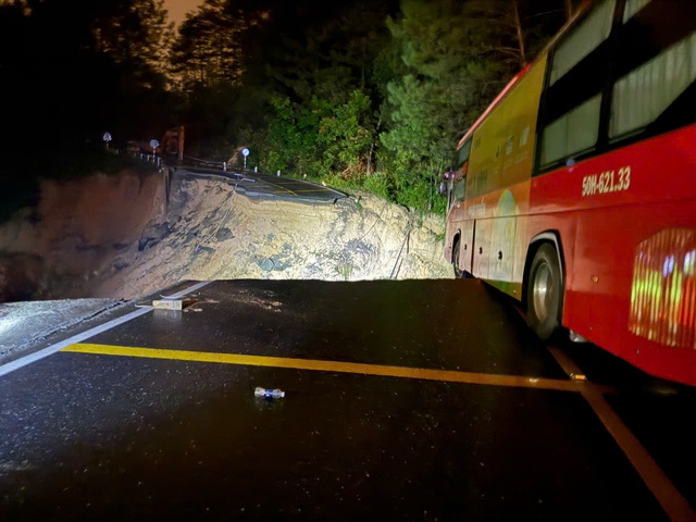 Giữa đ&ecirc;m sạt lở x&eacute; toạc đ&egrave;o Mimosa, th&ecirc;m đường v&agrave;o Đ&agrave; Lạt bị 'đ&oacute;ng'- Ảnh 2.