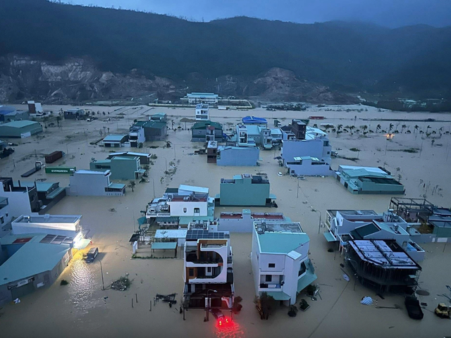 Cảnh b&aacute;o lũ lịch sử tr&ecirc;n s&ocirc;ng Ba, nhiều tỉnh tiếp tục mưa rất lớn 400 mm - Ảnh 1.