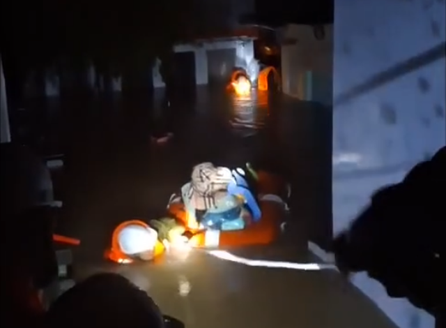 Lực lượng căng m&igrave;nh ứng cứu d&acirc;n ở hạ lưu thủy điện S&ocirc;ng Ba Hạ - Ảnh 1.