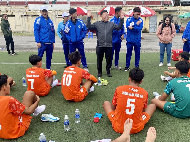 Trường ĐH Thủy Lợi v&agrave; HUPES thắng tưng bừng, nhiều đội 'c&oacute;ng' v&igrave; thời tiết qu&aacute; lạnh- Ảnh 6.