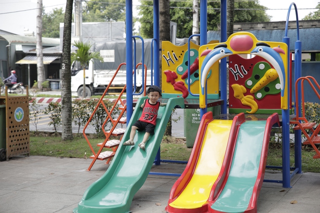 Lễ trao tặng sân chơi thiếu nhi và dụng cụ tập thể dục thể thao ngoài trời  - Ảnh 5.