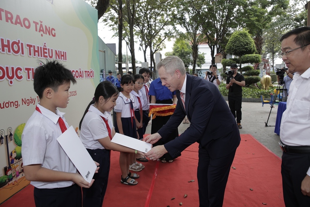 Lễ trao tặng sân chơi thiếu nhi và dụng cụ tập thể dục thể thao ngoài trời  - Ảnh 3.