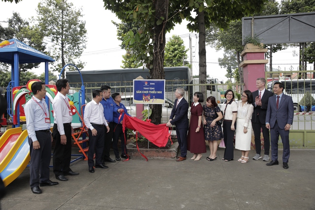Lễ trao tặng sân chơi thiếu nhi và dụng cụ tập thể dục thể thao ngoài trời  - Ảnh 1.
