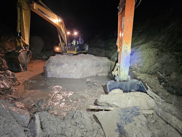 Giải cứu thành công 11 người khỏi khu vực sạt lở tại đèo Khánh Lê - Ảnh 6.