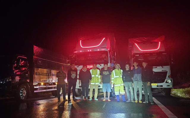 Giải cứu thành công 11 người khỏi khu vực sạt lở tại đèo Khánh Lê - Ảnh 2.