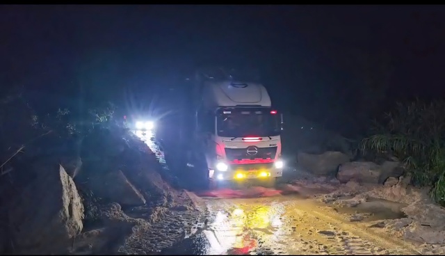 Đêm lạnh đèo Khánh Lê: Giải cứu thành công 11 người bị mắc kẹt giữa sạt lở