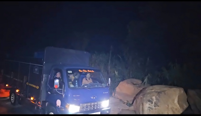 Giải cứu thành công 11 người khỏi khu vực sạt lở tại đèo Khánh Lê - Ảnh 9.