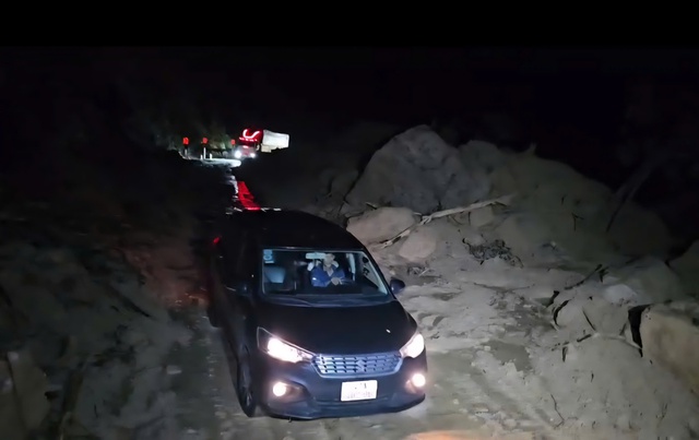 Giải cứu thành công 11 người khỏi khu vực sạt lở tại đèo Khánh Lê - Ảnh 5.