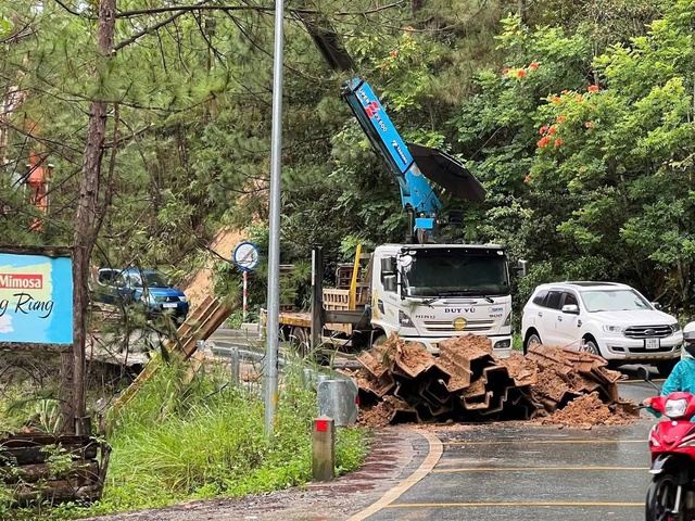 Khẩn cấp gia cố điểm sạt lở đ&egrave;o Mimosa tr&ecirc;n đường l&ecirc;n Đ&agrave; Lạt- Ảnh 3.