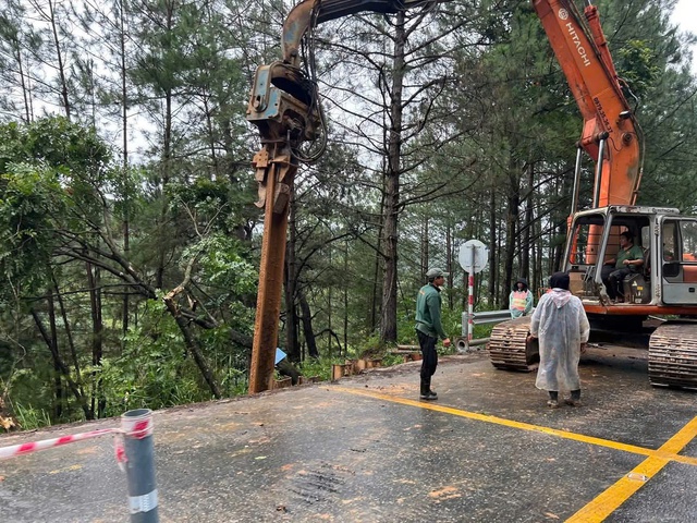 Khẩn cấp gia cố điểm sạt lở đ&egrave;o Mimosa tr&ecirc;n đường l&ecirc;n Đ&agrave; Lạt- Ảnh 2.