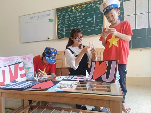 Cô giáo cùng những cánh thư ‘vượt sóng’ gửi chiến sĩ hải quân nơi đảo xa - Ảnh 2.