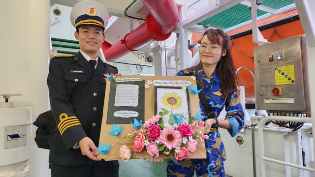Cô giáo cùng những cánh thư ‘vượt sóng’ gửi chiến sĩ hải quân nơi đảo xa - Ảnh 3.