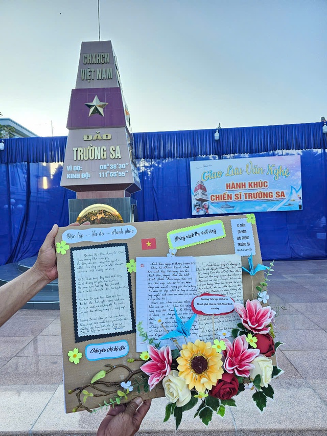 Cô giáo cùng những cánh thư ‘vượt sóng’ gửi chiến sĩ hải quân nơi đảo xa - Ảnh 4.