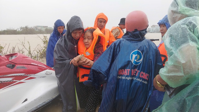 Vỡ đê trong đêm, hàng nghìn hộ dân ở Gia Lai bị ngập sâu - Ảnh 2.