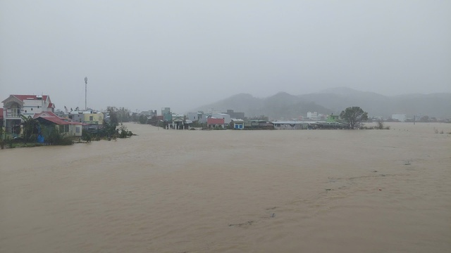 Vỡ đê trong đêm, hàng nghìn hộ dân ở Gia Lai bị ngập sâu - Ảnh 1.