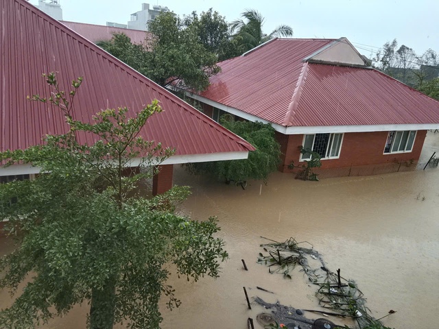 Nước ngập ' tấn công ' đêm tại Làng trẻ SOS Quy Nhơn khiến 130 người di dời khẩn cấp - Ảnh 1.