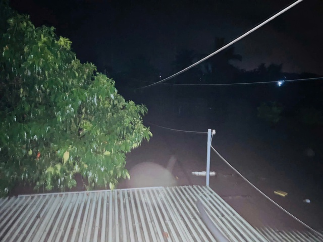 Lực lượng căng m&igrave;nh ứng cứu d&acirc;n ở hạ lưu thủy điện S&ocirc;ng Ba Hạ - Ảnh 2.