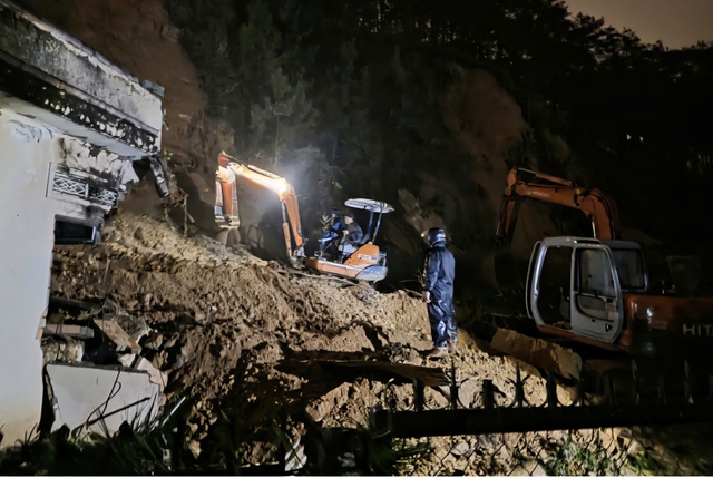 Giải cứu bé gái 8 tuổi bị mắc kẹt trong ngôi sập nhà ở Đà Lạt - Ảnh 3.